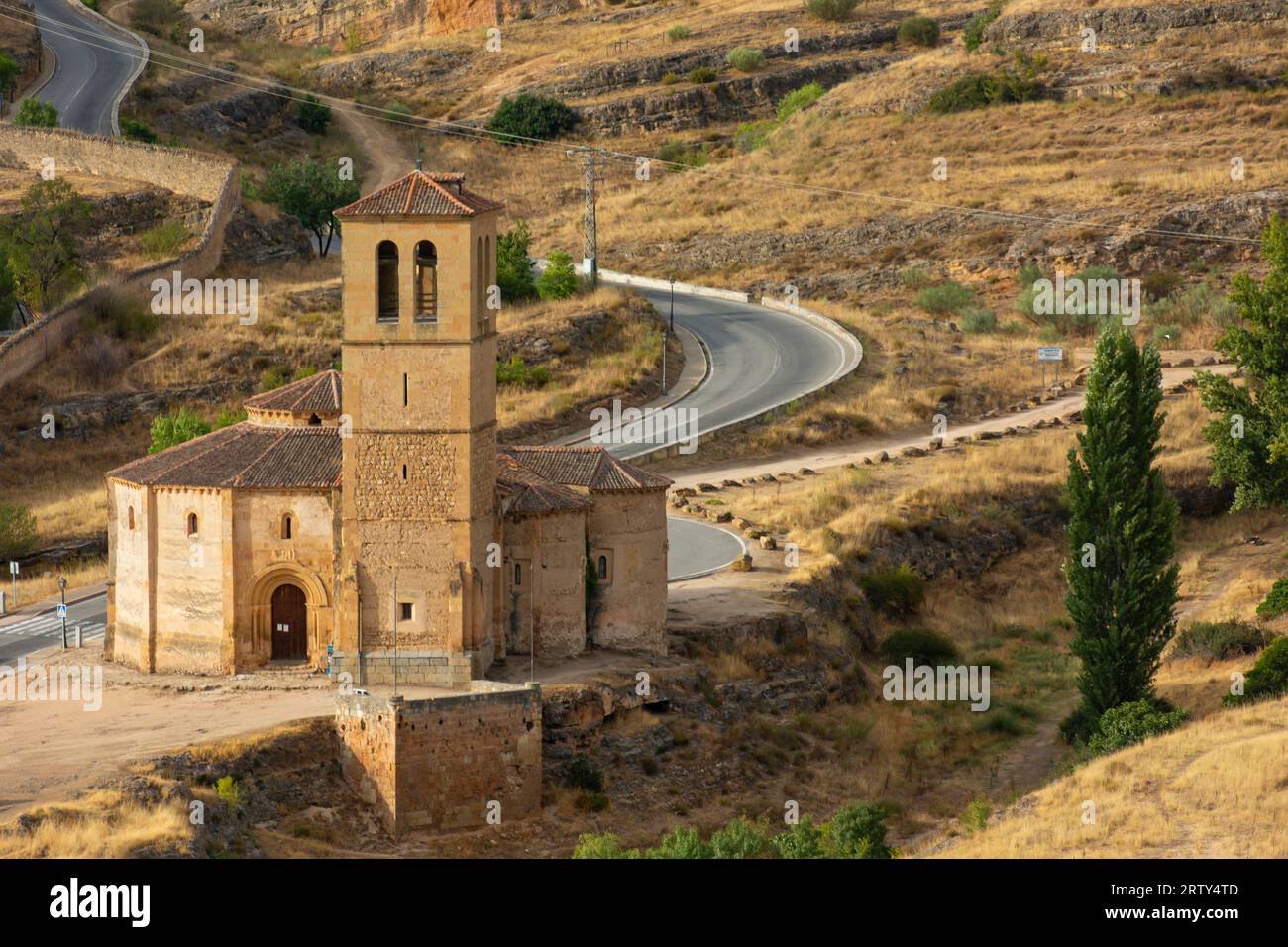 Segovia, Spanien. September, 14. 2022: Kirche des Wahren Kreuzes, erbaut von den Tempelrittern im 13. Jahrhundert, im romanischen Stil. Von der Alcáza Stockfoto