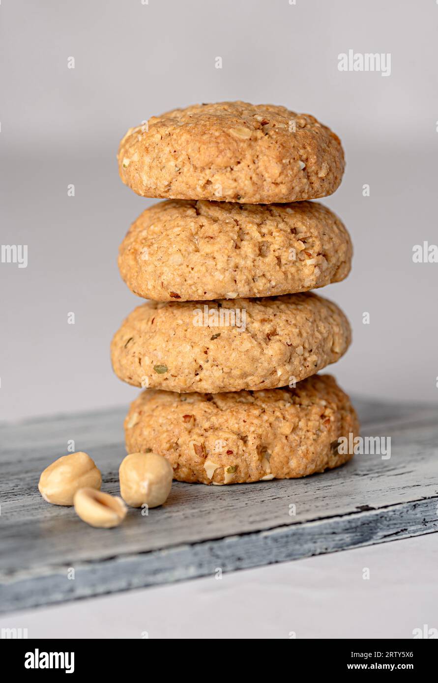 Makrofotografie von Haferkeksen; Haferflocken; Keksen; Nüssen; Haselnüssen, Gebäck, Nachtisch Stockfoto