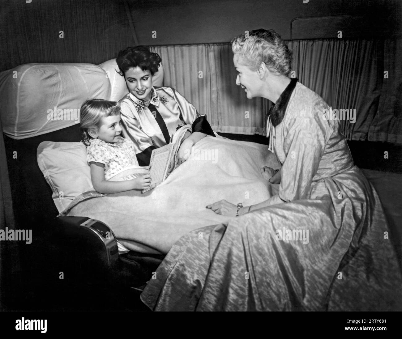 Frankreich 1953 Passagiere an Bord der Air France „The Golden Parisian“ von Paris nach New York. Die Lockheed Super Constellations beförderten statt der üblichen 56 nur 32 Passagiere und ermöglichten so Platz für die Skyrooms. Stockfoto