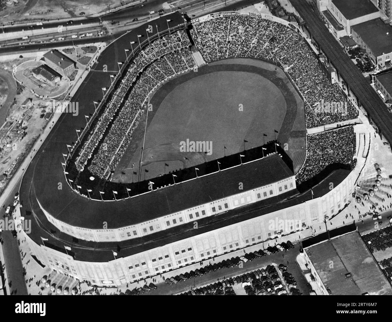 New York, New York Oktober, 1937 Luftaufnahme des Yankee Stadium während der World Series 1937 zwischen den New York Yankees und den New York Giants. Yankees gewann die Serie mit 4:1. Stockfoto