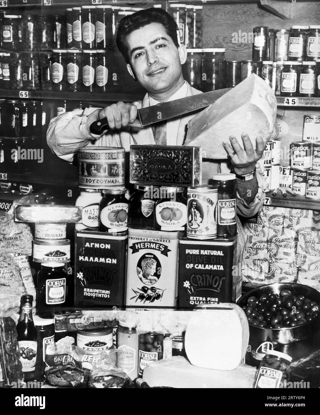 New York, New York: 1959 Eine Ausstellung griechischer Speisen im Couphopoulos Delicatessen an der 40th Street in Manhattan. Stockfoto