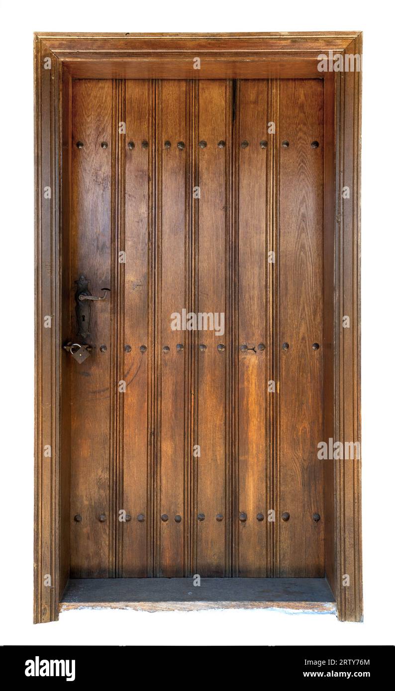 Eine alte Holztür, die mit einem Vorhängeschloss auf weißem Hintergrund verschlossen ist Stockfoto