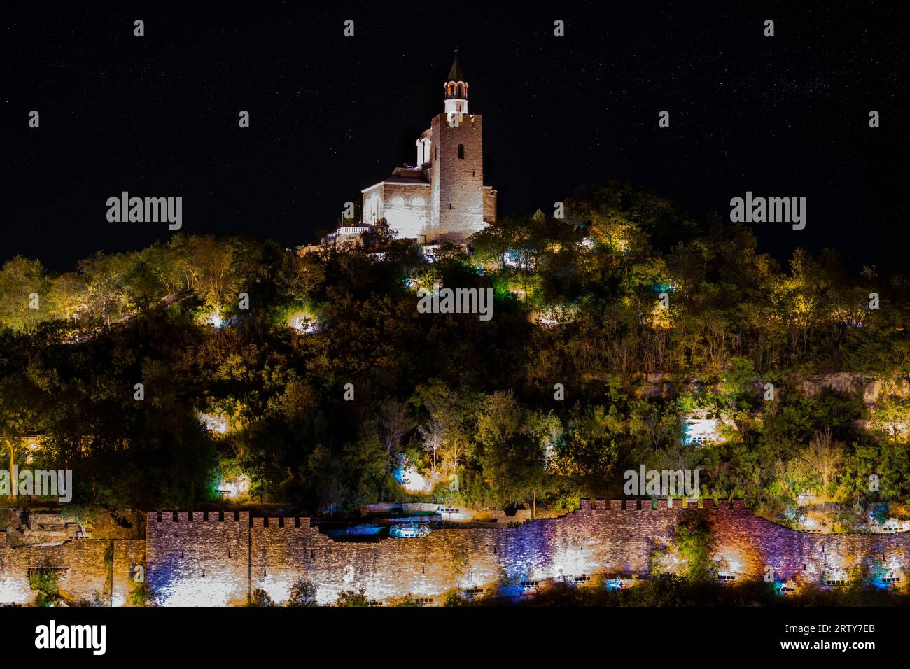 Lichtshow in der Festung Zarevets, Stadt Veliko Turnovo, Bulgarien Stockfoto