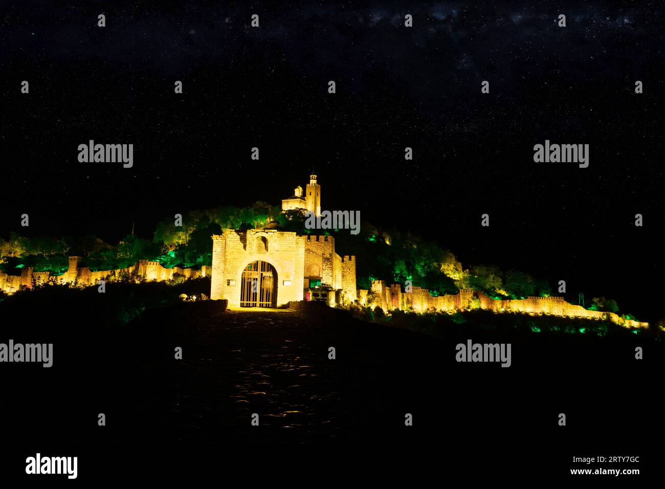 Lichtshow in der Festung Zarevets, Stadt Veliko Turnovo, Bulgarien Stockfoto
