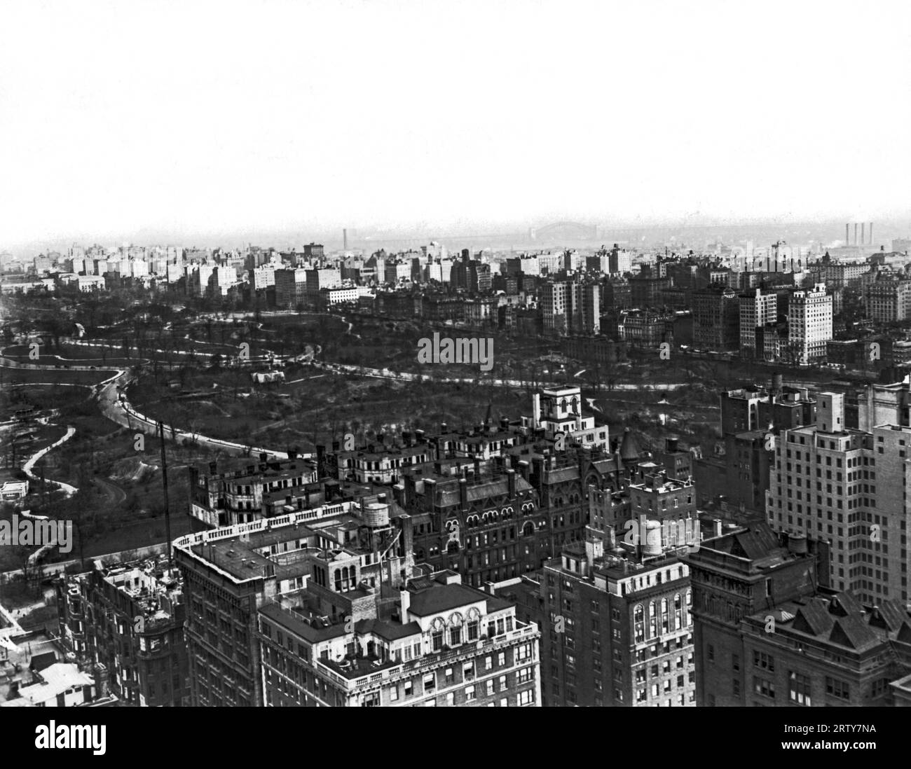 New York, New York um 1928 ein Blick aus der Vogelperspektive auf den New Yorker Central Park, der das Labyrinth an Straßen und Wegen zeigt, mit denen die New Yorker dieses wunderschöne Juwel mitten in Manhattan erreichen. Stockfoto