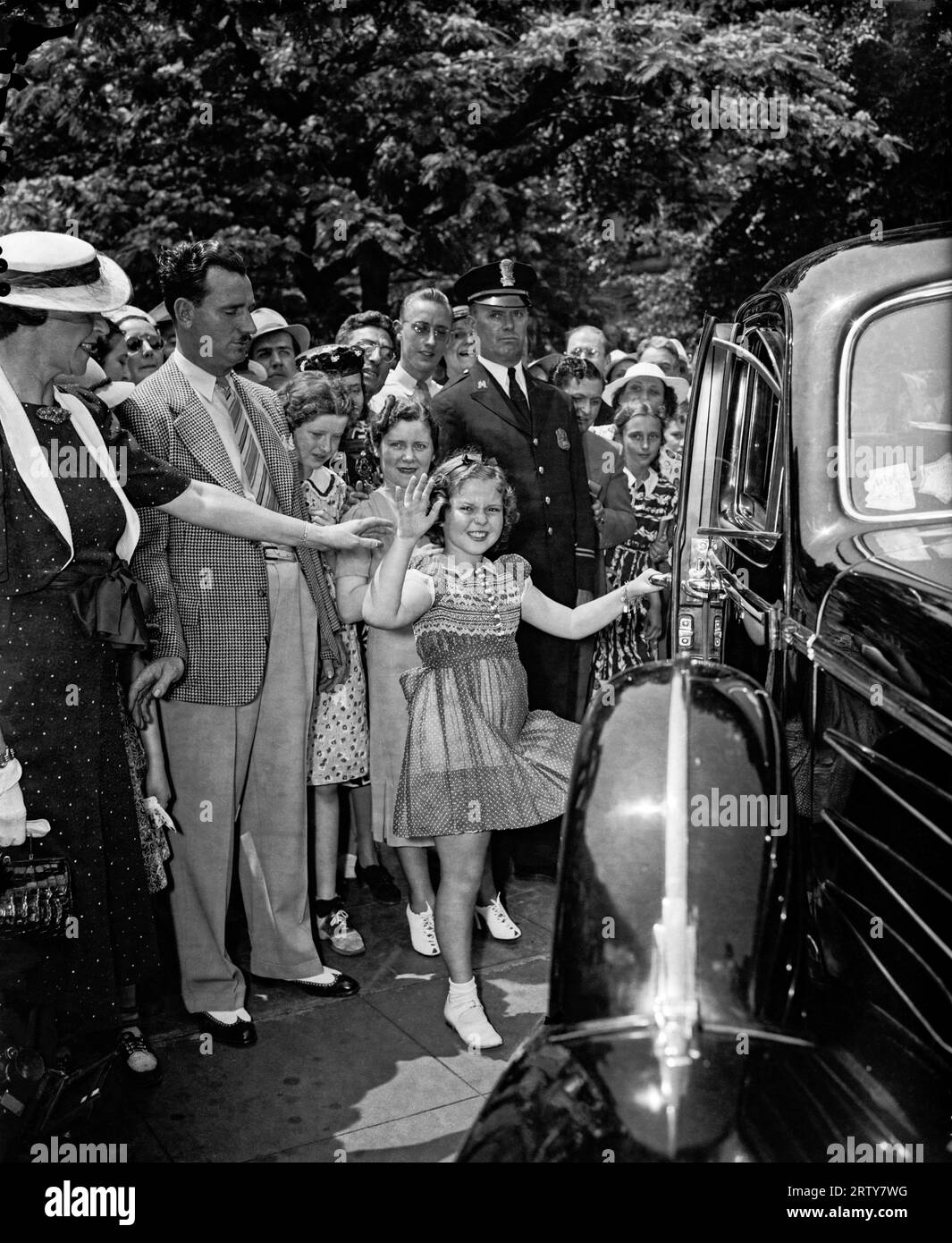 Washington, D.C. 24. Juni 1938 Shirley Temple verlässt heute nach einer sehr wichtigen Konferenz mit dem Präsidenten die Büros des Weißen Hauses. Shirley erzählte Präsident Roosevelt, dass er gestern Abend einen Zahn verloren habe, und er erzählte ihr, dass seine Enkelkinder Sistie und Buzzie ihre Zähne verloren hätten. Stockfoto