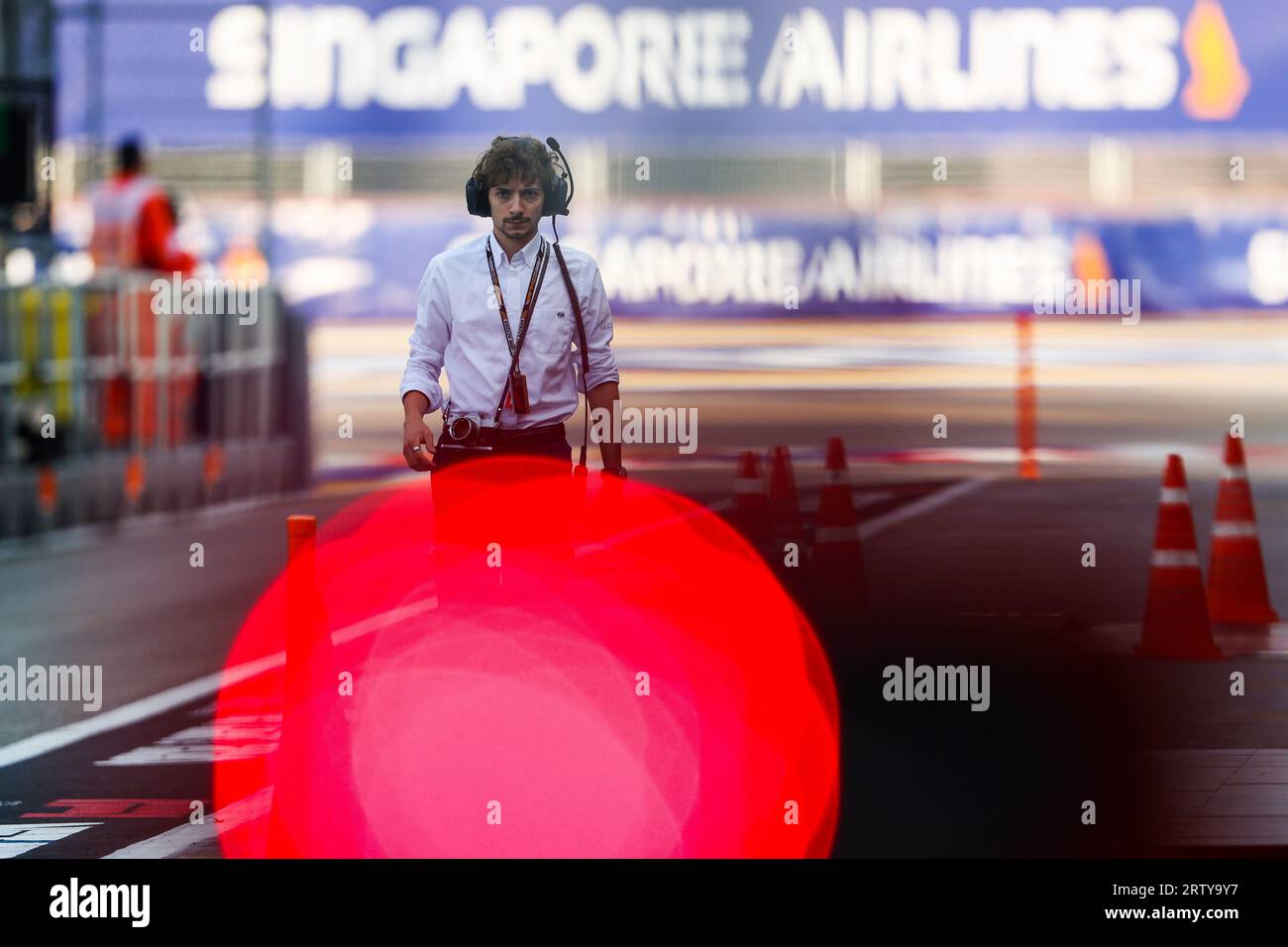 Singapur, Singapur. September 2023. Victor Ricard (FIA Digital Communication Officer), F1 Grand Prix von Singapur auf dem Marina Bay Street Circuit am 15. September 2023 in Singapur. (Foto: HOCH ZWEI) Credit: dpa/Alamy Live News Stockfoto
