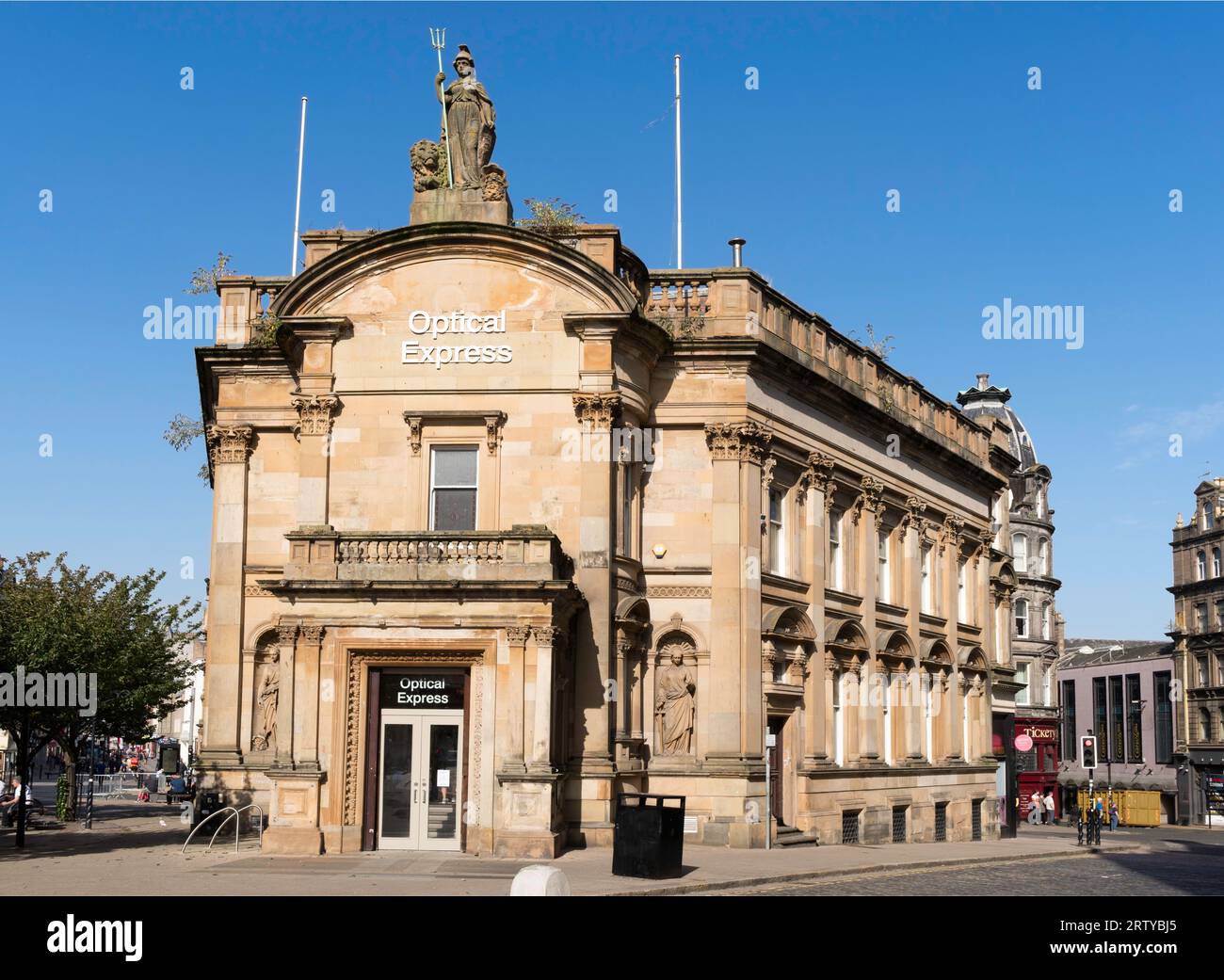 Das denkmalgeschützte Optical Express-Gebäude, ehemalige Clydesdale Bank, in Dundee, Schottland, Großbritannien Stockfoto