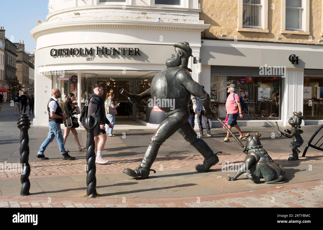 Menschen, die an der verzweifelten Dan-Statue in Dundee, Schottland, Großbritannien vorbeigehen Stockfoto