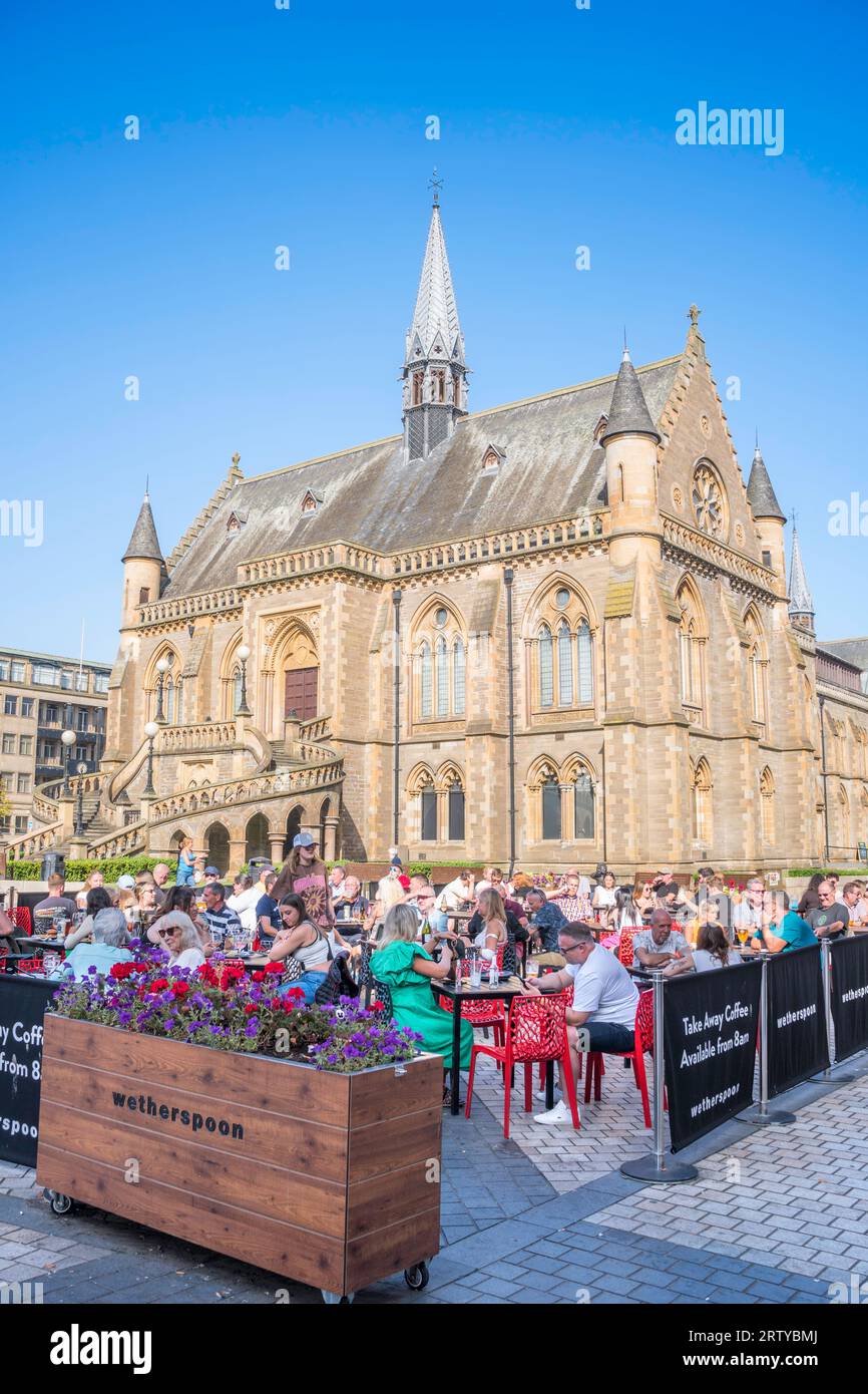 Menschen trinken außerhalb von Wetherspoons im Stadtzentrum von Dundee, Schottland, Großbritannien Stockfoto