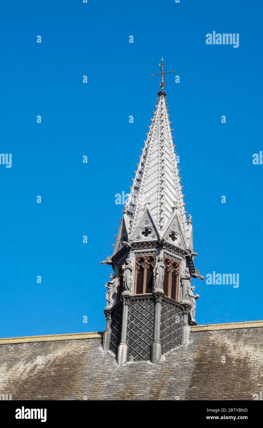 Crocketted Spire über der McManus Kunstgalerie in Dundee, Schottland, Großbritannien Stockfoto