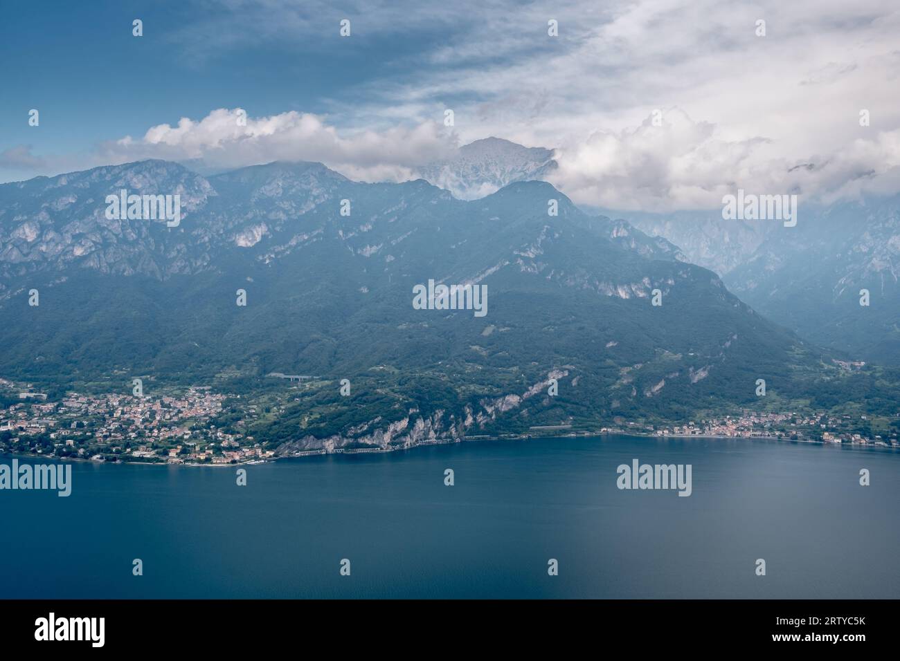 Eine unglaubliche Aussicht auf das Dorf und die Berge rund um den Comer See in Italien Stockfoto Eine unglaubliche Aussicht auf das Dorf und die Berge rund um den Comer See in Italien Stockfoto