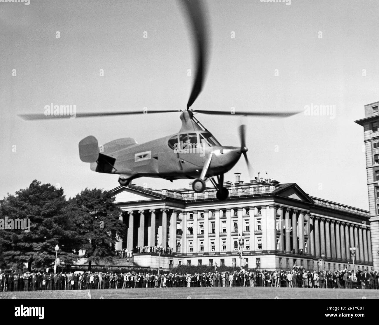 Washington, D.C. 2. Oktober 1936 Autogiro-Pilot James G. Ray liefert dem Bureau of Air Commerce, Department of Commerce, eine neue Art von Autogiro für weitere Tests. Stockfoto