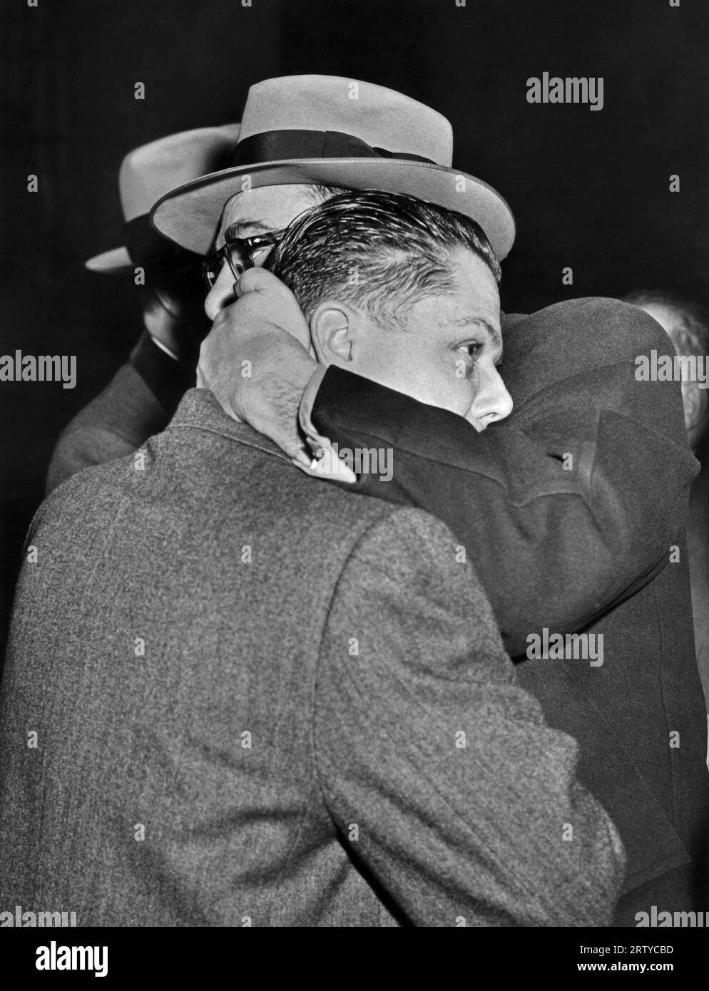 New York, New York 20. Dezember 1957 der designierte Teamster-Präsident Jimmy Hoffa wird umarmt, nachdem Hoffas Verschwörungsprozess in einer hängenden Jury endete. Stockfoto
