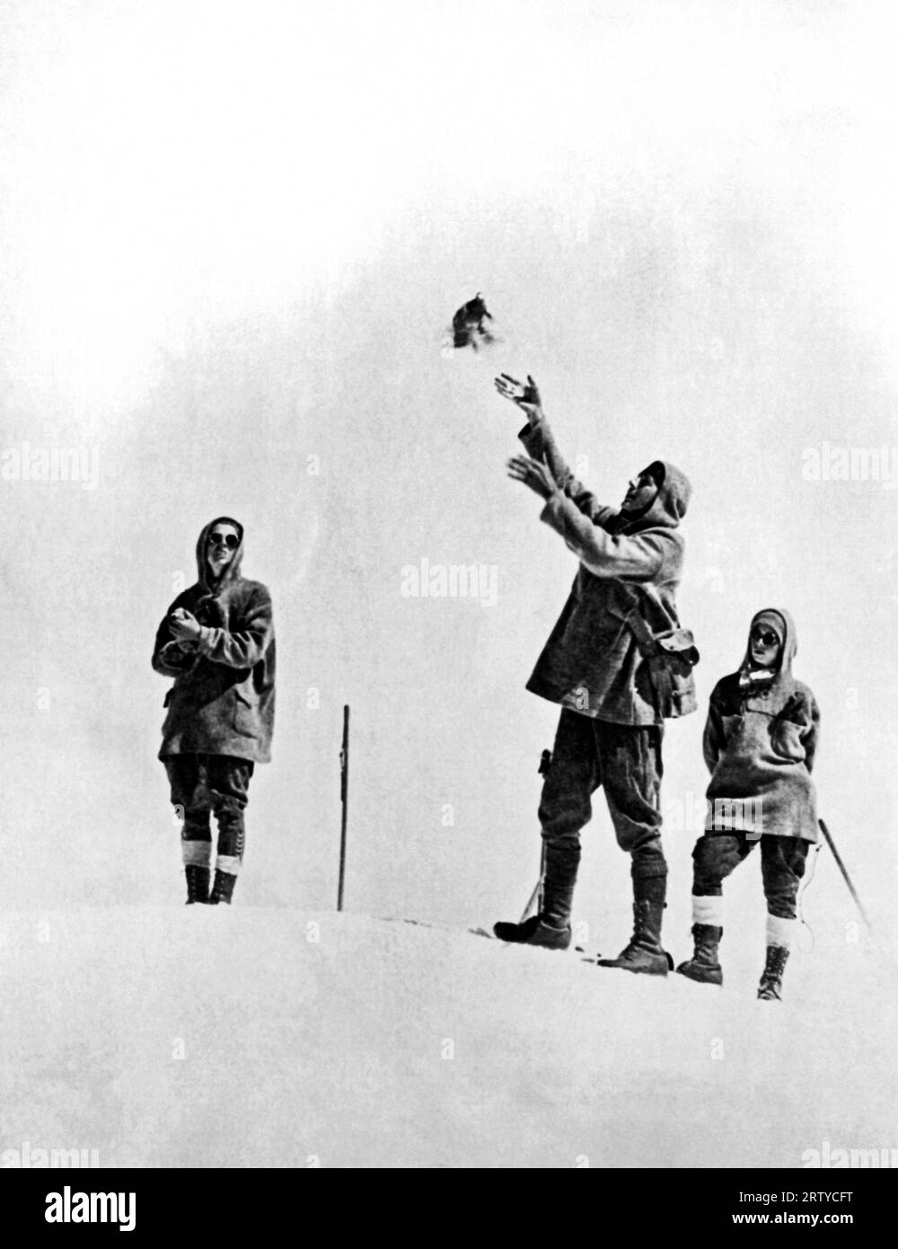 Tacoma, Washington 7. September 1927 Tacoma Boy Scouts kletterten auf den Gipfel des Mt. Tacoma (heute Mt. Rainier), um Tauben mit Nachrichten an den Chief Scout West of New York und an Präsident Coolidge in Washington DC freizulassen. Hier lassen sie die Tauben auf dem 14.411 Fuß hohen Gipfel los. Stockfoto