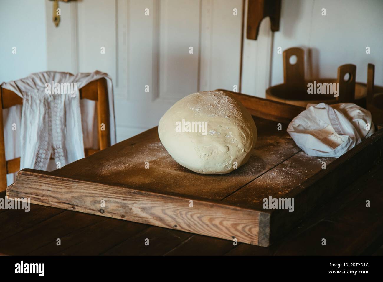 Die Gestaltung von traditionellem Brot auf Holzgebäck in der Küche des polnischen Adelshauses Stockfoto
