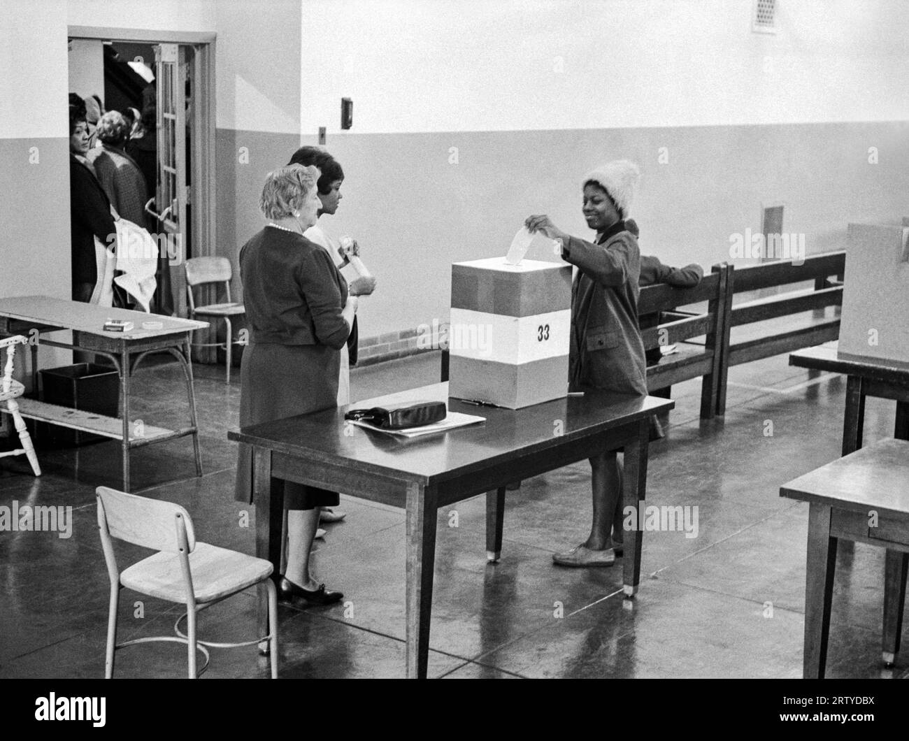 Washington, D.C., 3. November 1964. Eine afroamerikanische Frau, die ihre Stimme an der Cardoza High School bei den Präsidentschaftswahlen abgab. Stockfoto
