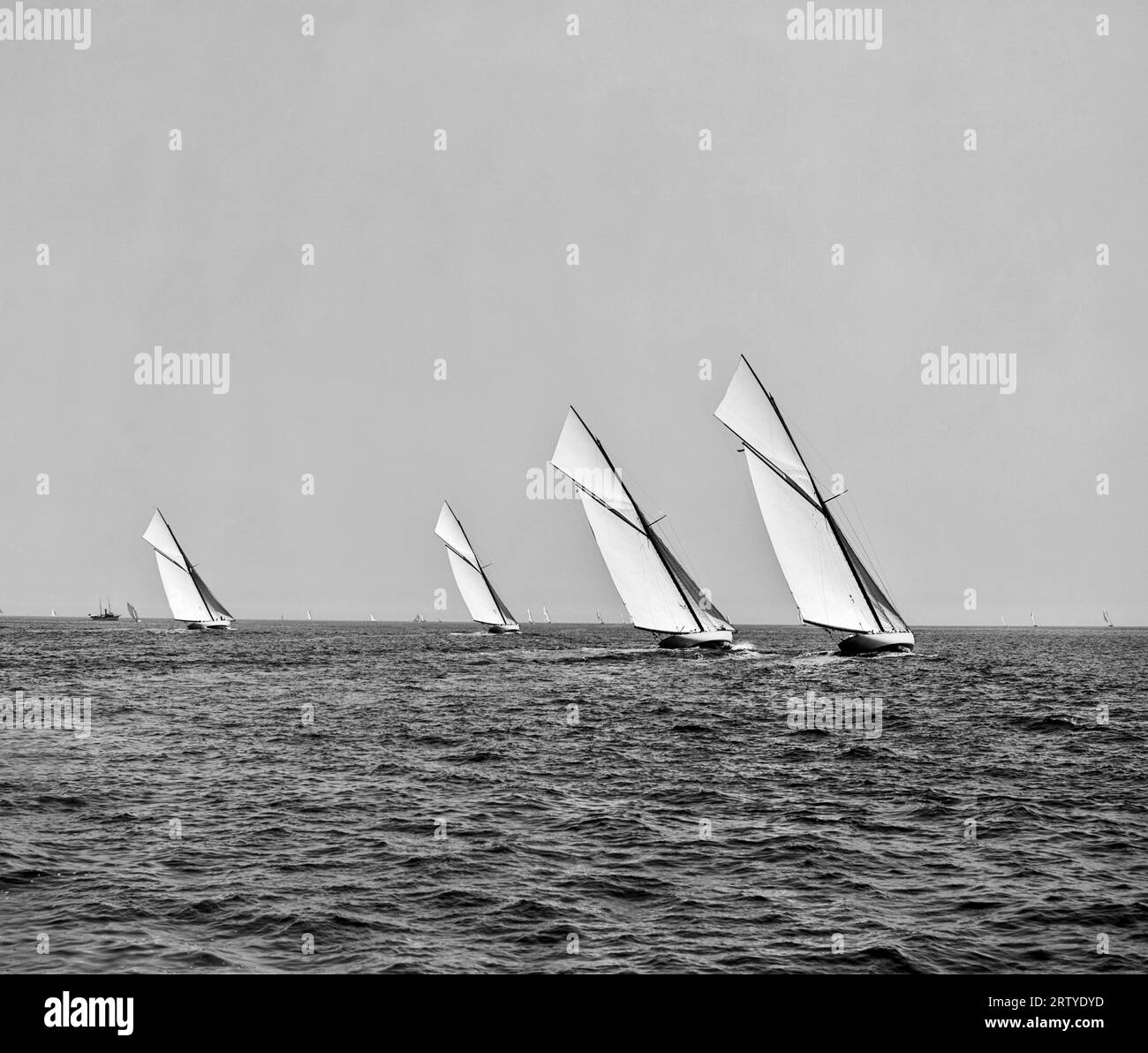 New York, New York, 1900 70-Fuß-Yachtrennen vom New York City Harbor nach Newport, Rhode Island für die New York Yacht Club Annual Cruise im August 1900. Stockfoto