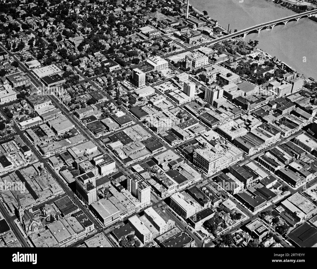 Little Rock, Arkansas: ca. 1939 Luftaufnahme der Stadtlandschaft von Little Rock mit einer Brücke auf dem Arkansas River im Hintergrund. Stockfoto