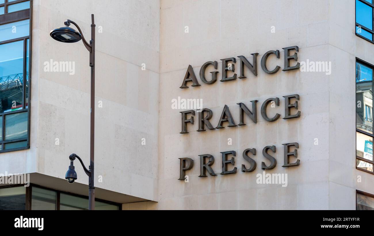 Schild an der Fassade des Hauptsitzes der Agence France-Presse (AFP), einer internationalen französischen General- und Multimedia-Nachrichtenagentur Stockfoto