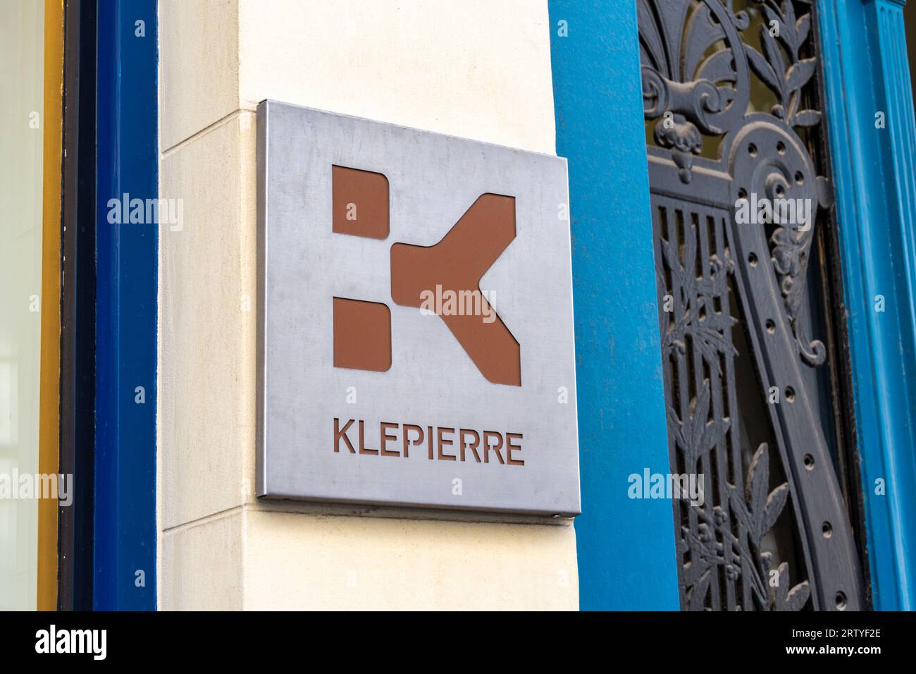 Schild und Logo am Eingang zum Hauptsitz von Klépierre, einem französischen Investmentfonds, der sich auf die Verwaltung und Entwicklung von Einkaufszentren spezialisiert hat Stockfoto