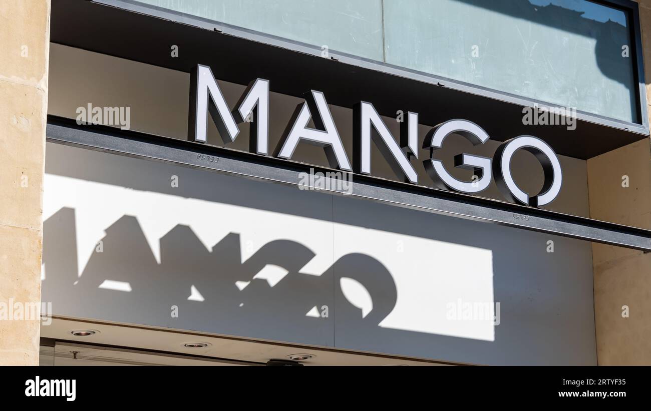 Zeichen und Logo eines Mango-Stores, eines spanischen Unternehmens für das Design und die Herstellung gebrauchsfertiger Bekleidung Stockfoto