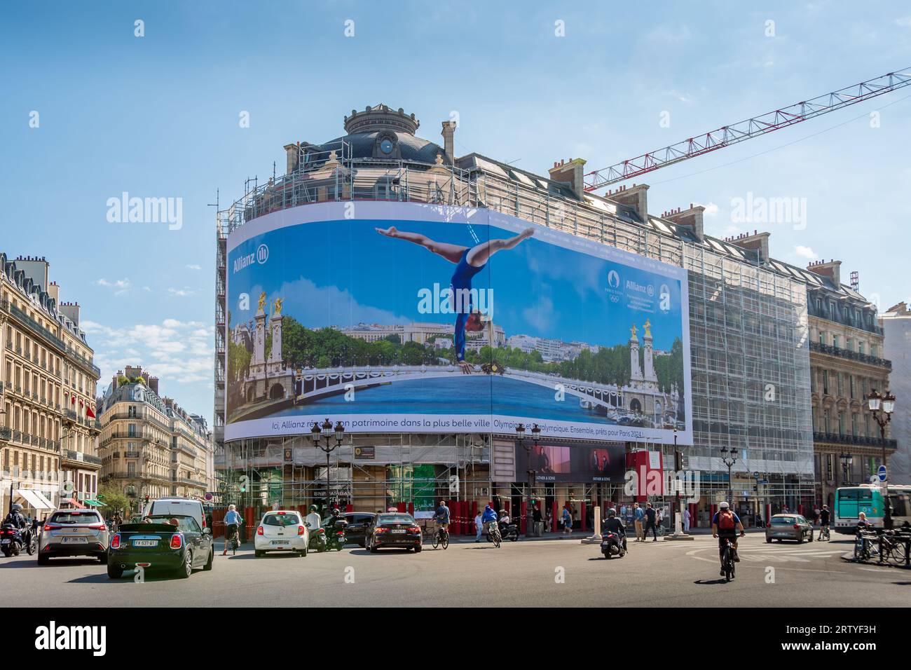 Riesige Werbetafel, gesponsert von Allianz über die Olympischen Spiele 2024 in Paris (Gymnastik), die die Gerüste eines pariser Gebäudes bedeckt Stockfoto