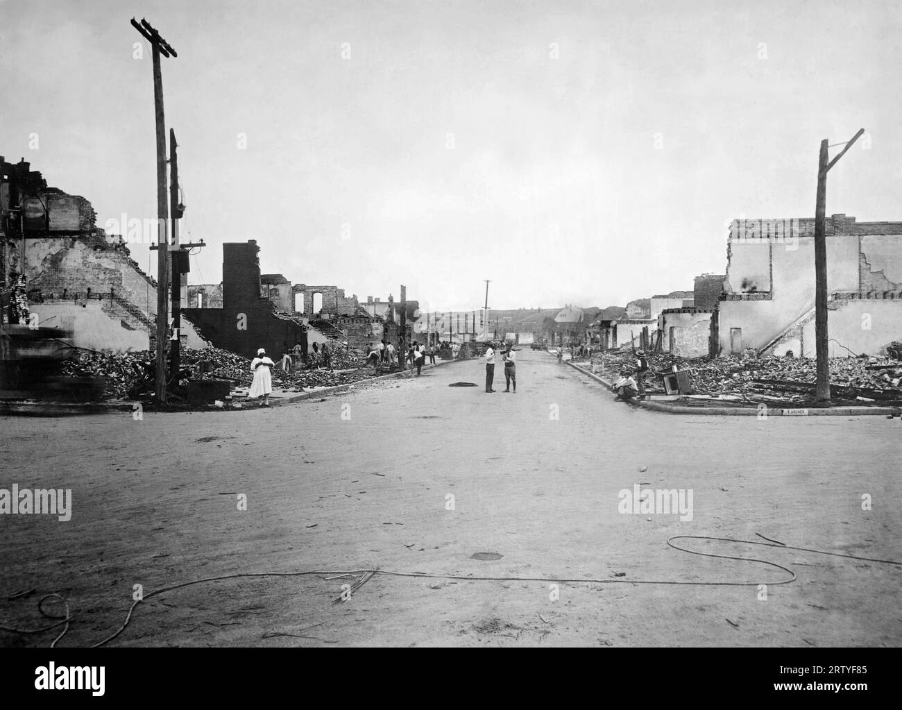 Tulsa, Oklahoma Juni 1921 die Ruinen des Black Owned Greenwood District nach den Ausschreitungen am 1. Juni. Stockfoto