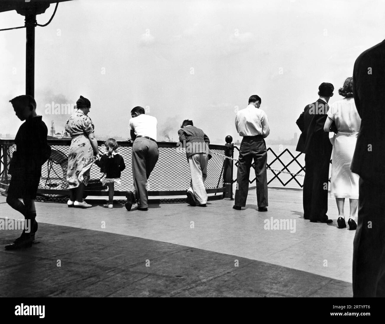 New York, New York c. 1937 Passagiere mit Blick auf das Geländer der Staten Island Ferry Stockfoto