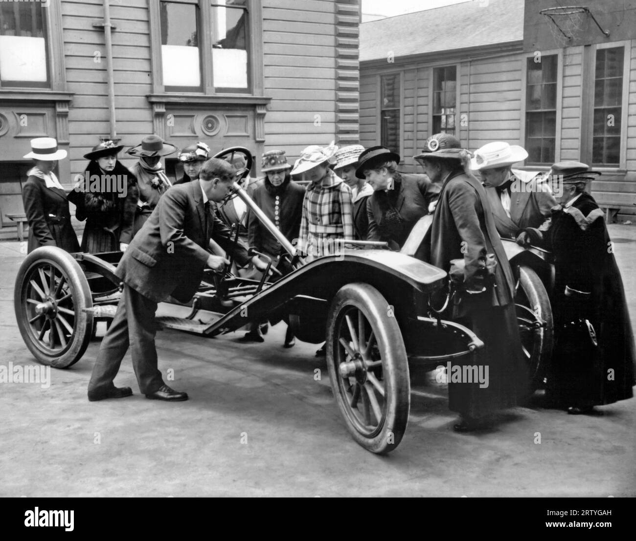 Kalifornien, Vereinigte Staaten um 1918 Ein Verkäufer zeigt einer Gruppe interessierter Frauen einige der neuen Funktionen eines abgespeckten Autos. Stockfoto