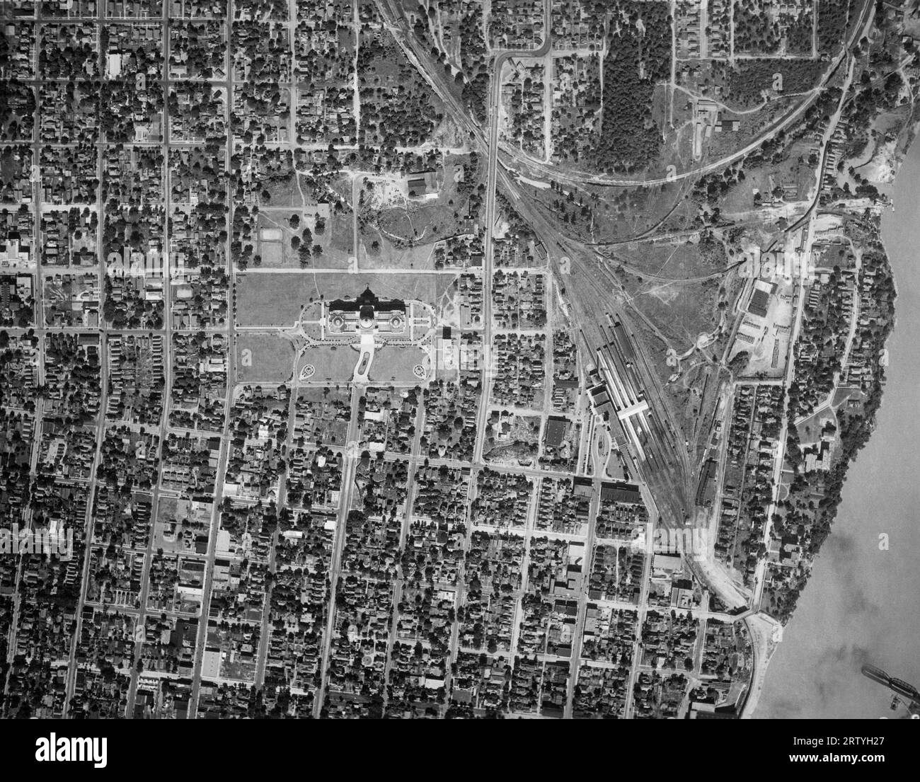 Little Rock, Arkansas um 1939: Blick aus der Luft auf die Stadtlandschaft von Little Rock mit dem Arkansas State Capitol in der Mitte. Stockfoto