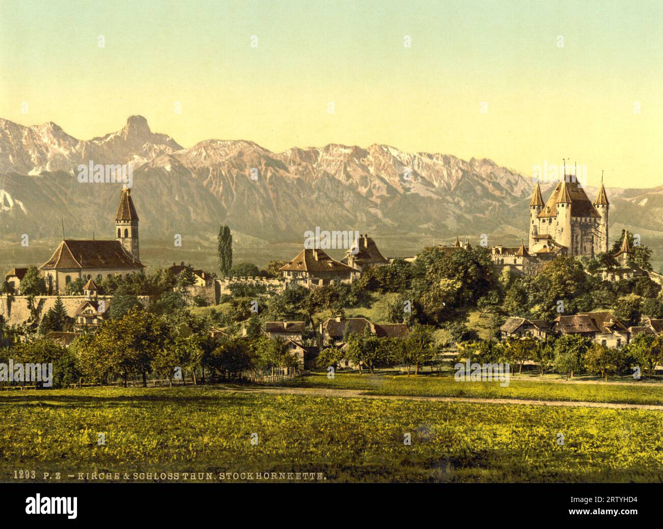 Die Zentralkirche Thun und die Burg Thun, mit Blick auf Stockhorn, Bern, Schweiz 1890. Stockfoto