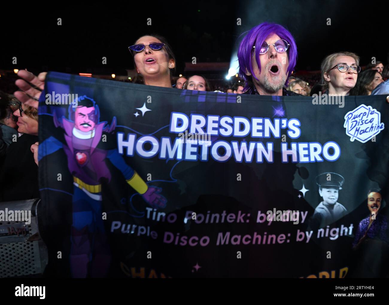 Dresden, Deutschland. September 2023. Fans des Dresdner DJ Purple Disco Machine sehen sich eine Aufführung des Musikers auf der Freilichtbühne „Junge Garde“ an. Quelle: Robert Michael/dpa/Alamy Live News Stockfoto