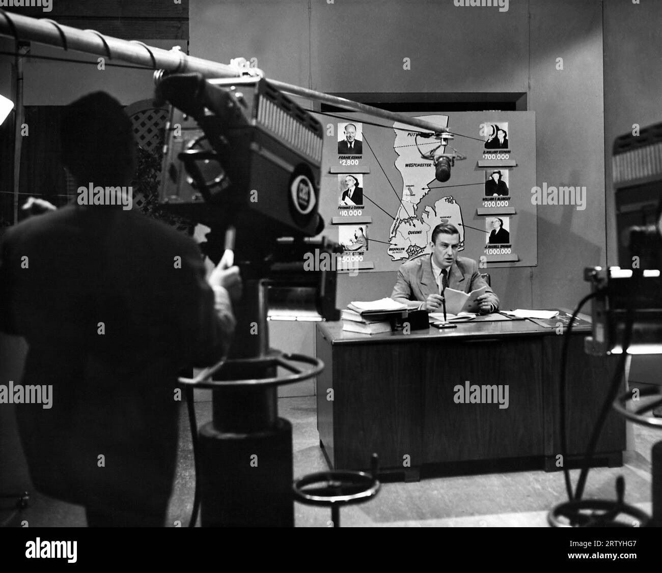 New York, New York, 22. Oktober 1954 Franklin D. Roosevelt Jr., macht eine Fernsehsendung während seiner Wahlkampagne zum Generalstaatsanwalt von New York. Stockfoto
