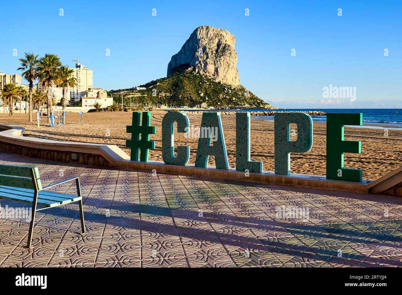 Calpe, Spanien - 10. Januar 2023: Ortsschild am Strandboulevard Stockfoto