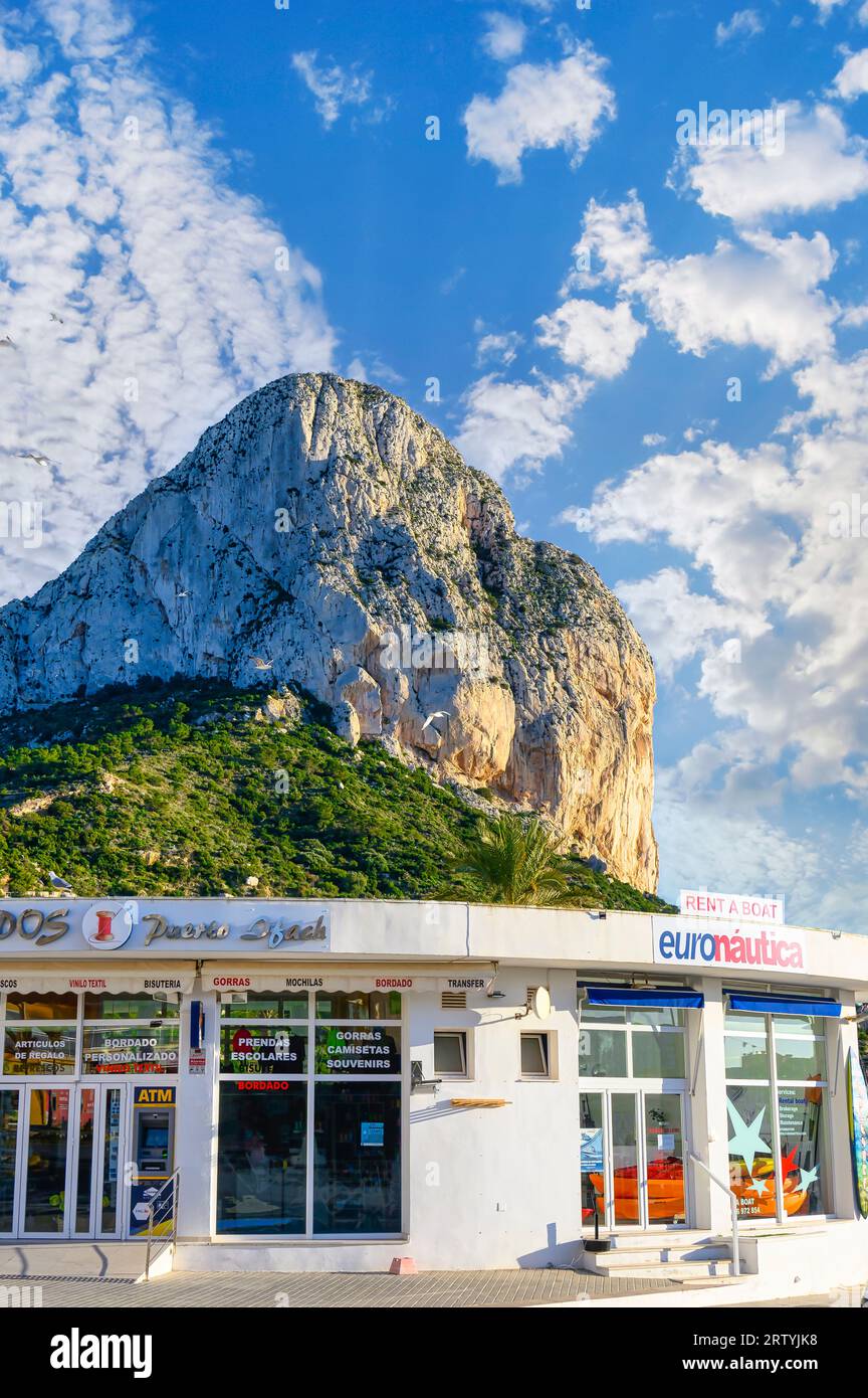 Calpe, Spanien - 10. Januar 2023: Geschäftsgebäude mit dem Ifach Natural Park Stockfoto