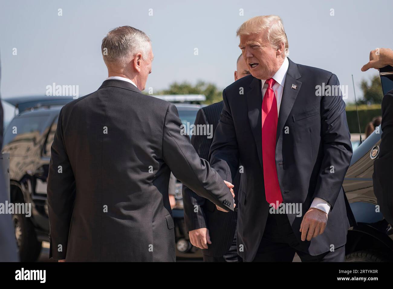 Donald Trump begrüßt Jim Mattis. Öffentlich zugänglich. Offizielles Foto Des Weißen Hauses Stockfoto