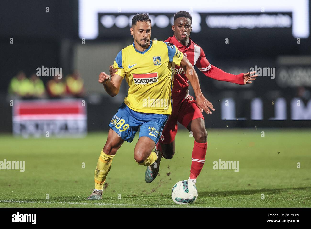 Westerlo, Belgien. September 2023. Westerlos Nacer Chadli und Antwerpens Mandela Keita kämpfen um den Ball während eines Fußballspiels zwischen KVC Westerlo und Royal Antwerp FC, Freitag, 15. September 2023 in Westerlo, am 7/30. Tag der ersten Liga der belgischen Meisterschaft 2023-2024. BELGA PHOTO BRUNO FAHY Credit: Belga News Agency/Alamy Live News Stockfoto