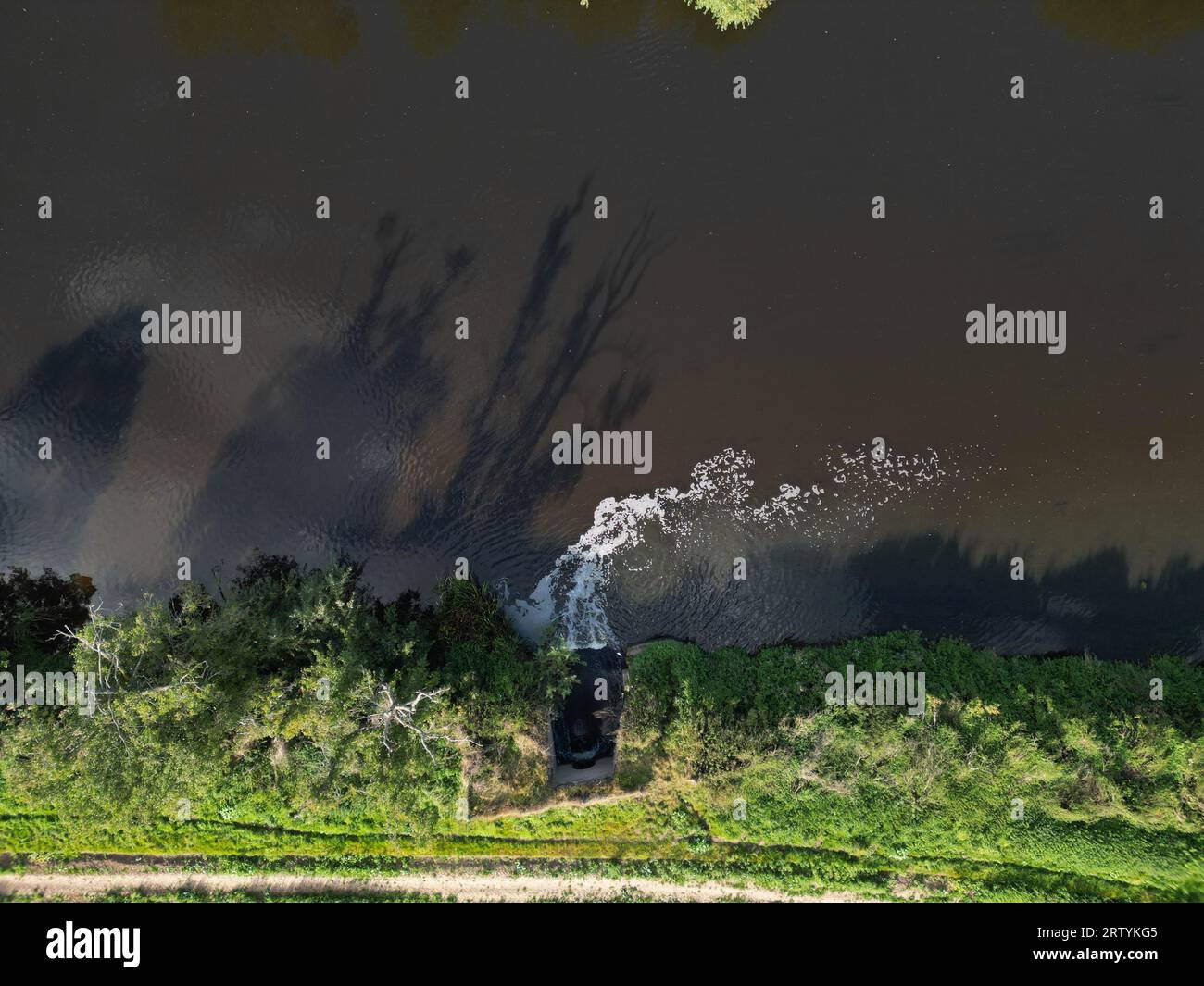 Abwassereinleitung in den River Wye bei Rotherwas Hereford von einer walisischen Kläranlage - Luftaufnahme September 2023 Stockfoto