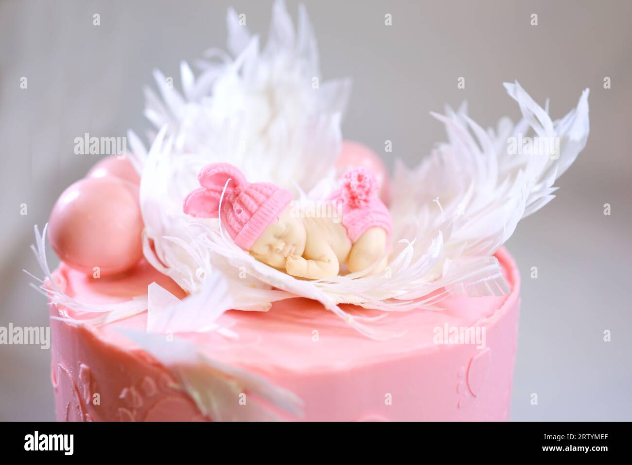 Kuchen auf einem Hintergrund blau, Gold, braune Ballons für Geburtstagsfeier. Babydusche. Trendiger Kuchen mit einem Bärenfiguren für Jungen. Das Konzept der Festtaufe. Leckerer Empfang. Fotowand Stockfoto