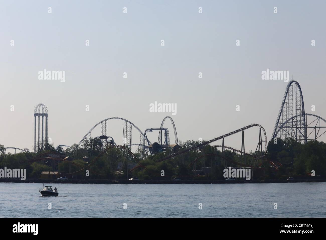 Achterbahnen und aufregende Fahrten im Vergnügungspark A im Sommer. Cedar Point in einem beliebten Reiseziel für Touristen Stockfoto