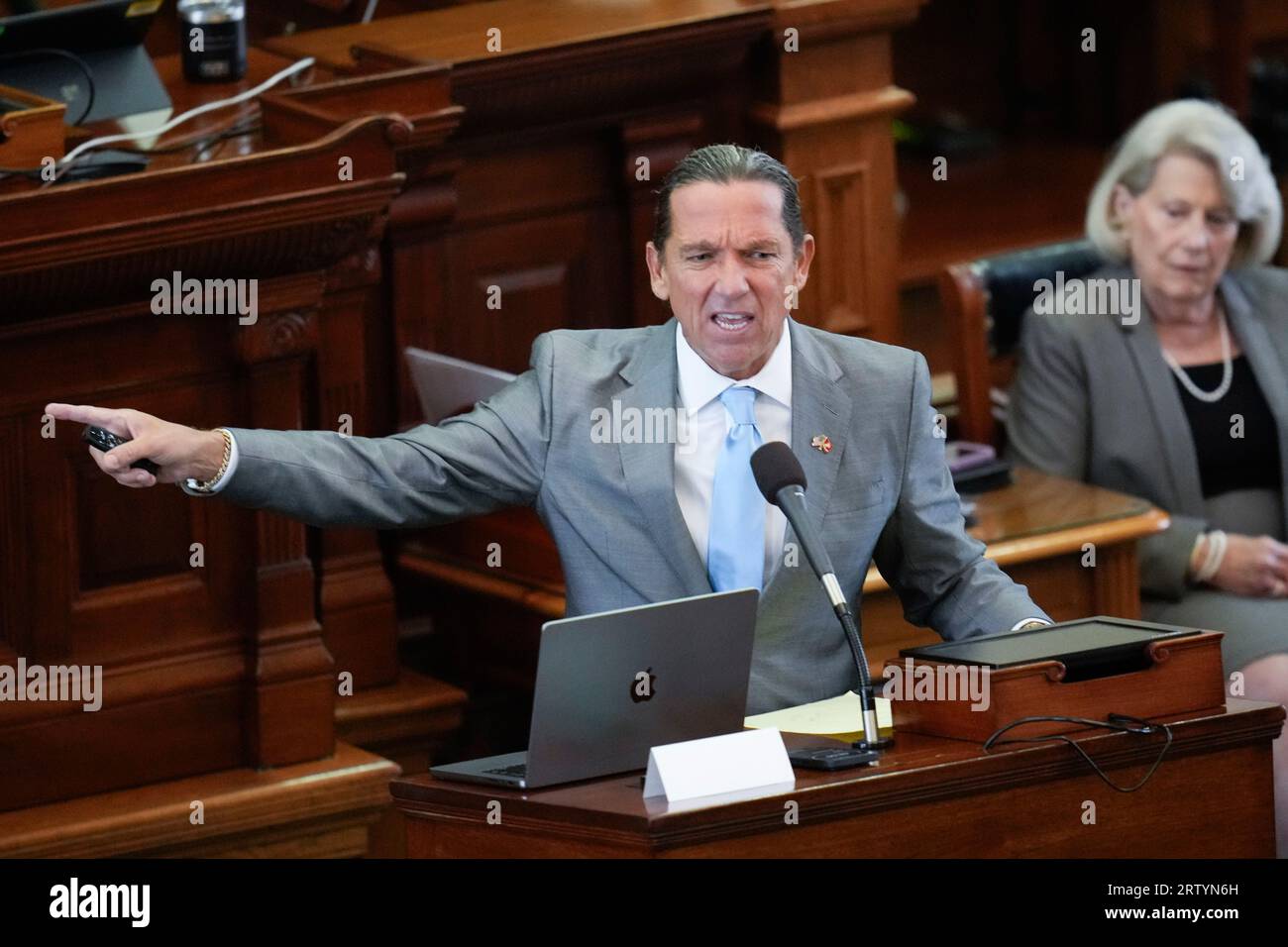 Austin, Texas, USA, 15. September 2023: Der Verteidiger TONY BUZBEE legt Schlussargumente vor, da beide Seiten sich in dem Amtsenthebungsverfahren des texanischen Generalstaatsanwalts Ken Paxton im texanischen Senat niedergelassen haben. Die Jury berät über die Anklage am späten Freitagnachmittag. Quelle: Bob Daemmrich/Alamy Live News Stockfoto