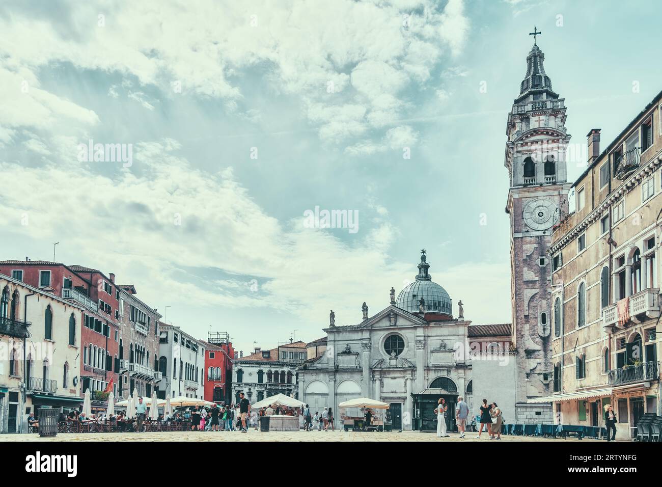 Venedig, Italien - Mai 31 2023: Blick auf die Fassade und den Glockenturm der Chiesa di Santa Maria Formosa in Campo Santa Maria Formosa, Venedig. Stockfoto