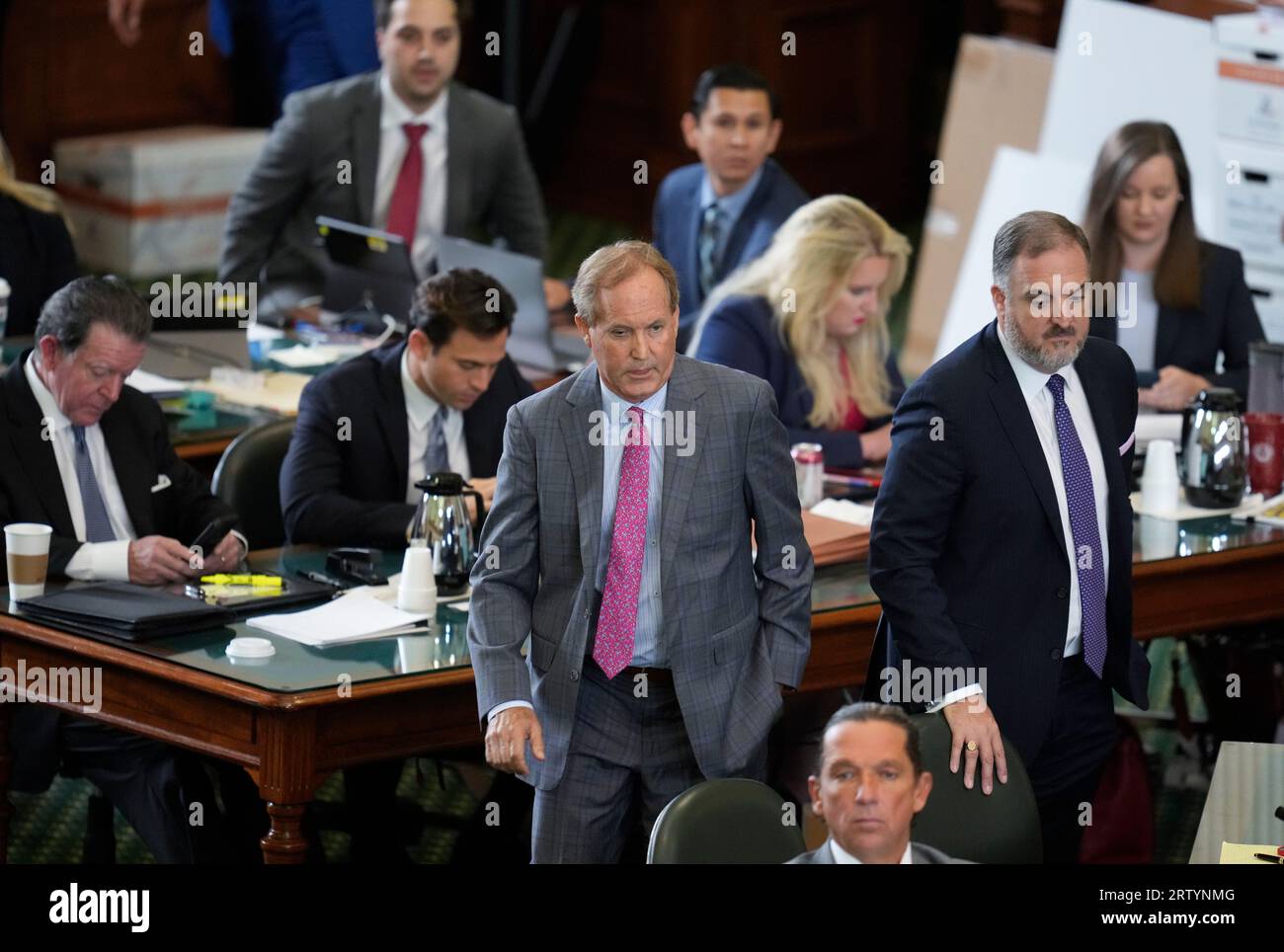 Austin Texas USA, 15. September 2023: Der Angeklagte Texas Attorney General KEN PAXTON (mauve tie) tritt nach einer Pause in die Senatskammer ein, da beide Seiten sich im Amtsenthebungsverfahren gegen Paxton im texanischen Senat ausgeruht haben. Die Jury berät über die Anklage am späten Freitagnachmittag. Quelle: Bob Daemmrich/Alamy Live News Stockfoto