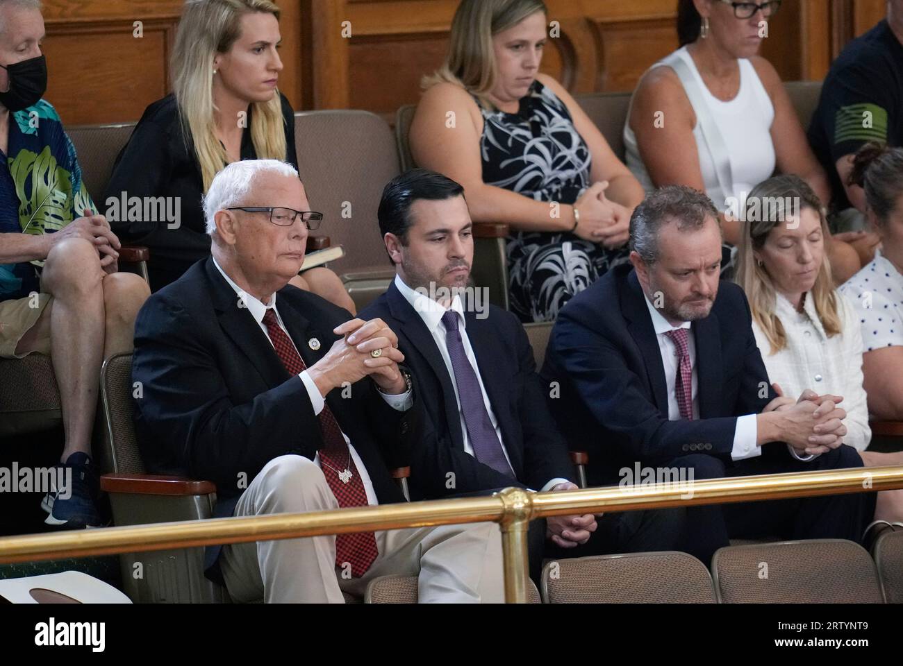 Austin Texas USA, 15. September 2023: Whistleblowers (links-rechts) DAVID MAXWELL, RYAN VASSAR und BLAKE BRICKMAN hören von der Tribüne aus während der letzten Argumente, da beide Seiten sich im Amtsenthebungsverfahren von Texas Attorney General Ken Paxton im Senat von Texas ausruhen. Die Jury berät über die Anklage am späten Freitagnachmittag. Die Frau rechts ist nicht identifiziert. Quelle: Bob Daemmrich/Alamy Live News Stockfoto