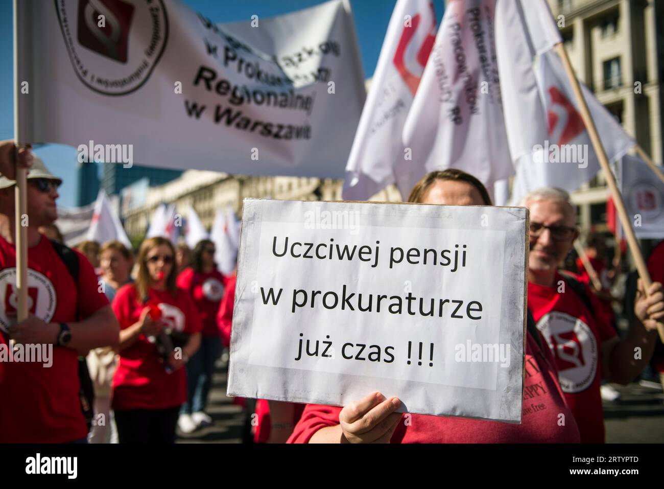 Ein Demonstrant trägt ein Plakat mit der Aufschrift "es ist Zeit für ein faires Gehalt in der Staatsanwaltschaft" während des "Marsches der Wut" in Warschau. Tausende Mitarbeiter des öffentlichen Sektors marschierten unter dem Motto "March of Anger" (Marsz Gniewu) durch die Straßen von Warschau, um gegen niedrige Löhne zu protestieren. Ihre unmittelbare Ursache ist die mangelnde Umsetzung der Anforderungen der Budgetmitarbeiter. Die Gewerkschaftsorganisationen der Haushaltsangestellten verlangten die Indexierung der durchschnittlichen jährlichen Gehaltserhöhung um 20 %. Ab 1. Juli 2023 und 24 Prozent ab 1. Januar 2024. Und dieser Protest, einen Monat vor den Parlamentswahlen, war Stockfoto