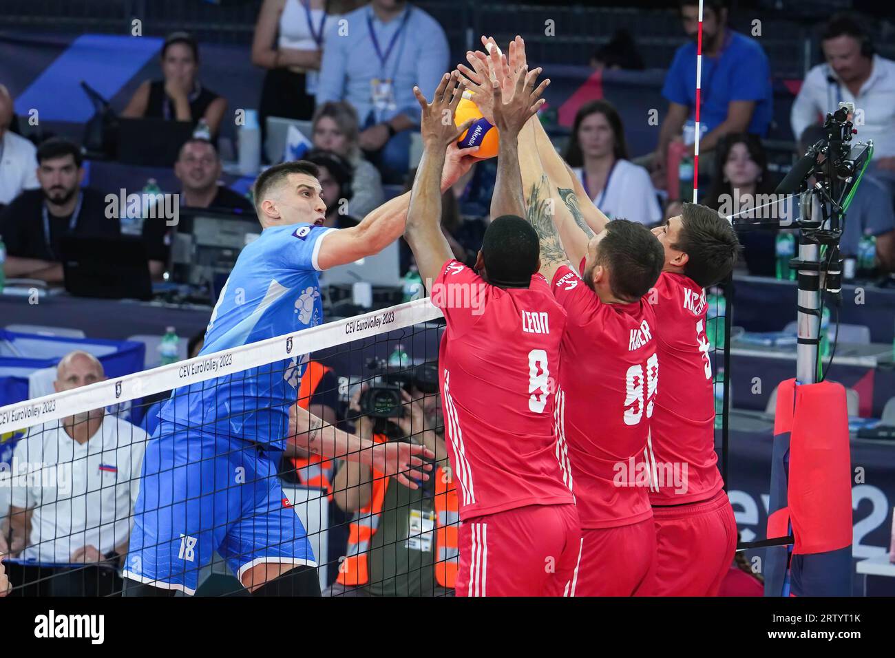 Rom, Italien. September 2023. Leon Venero Wilfred (POL), Huber Norbert (POL), Kaczmarek ukasz (POL) Klemen Cebulj (SLO) in Aktion während des Polen-Slowenien-Halbfinalspiels CEV EuroVolley 23 in PalaEUR. Endnote; Polen 3:1 Slowenien (Foto: Marco Zaccagnini/SOPA Images/SIPA USA) Credit: SIPA USA/Alamy Live News Stockfoto