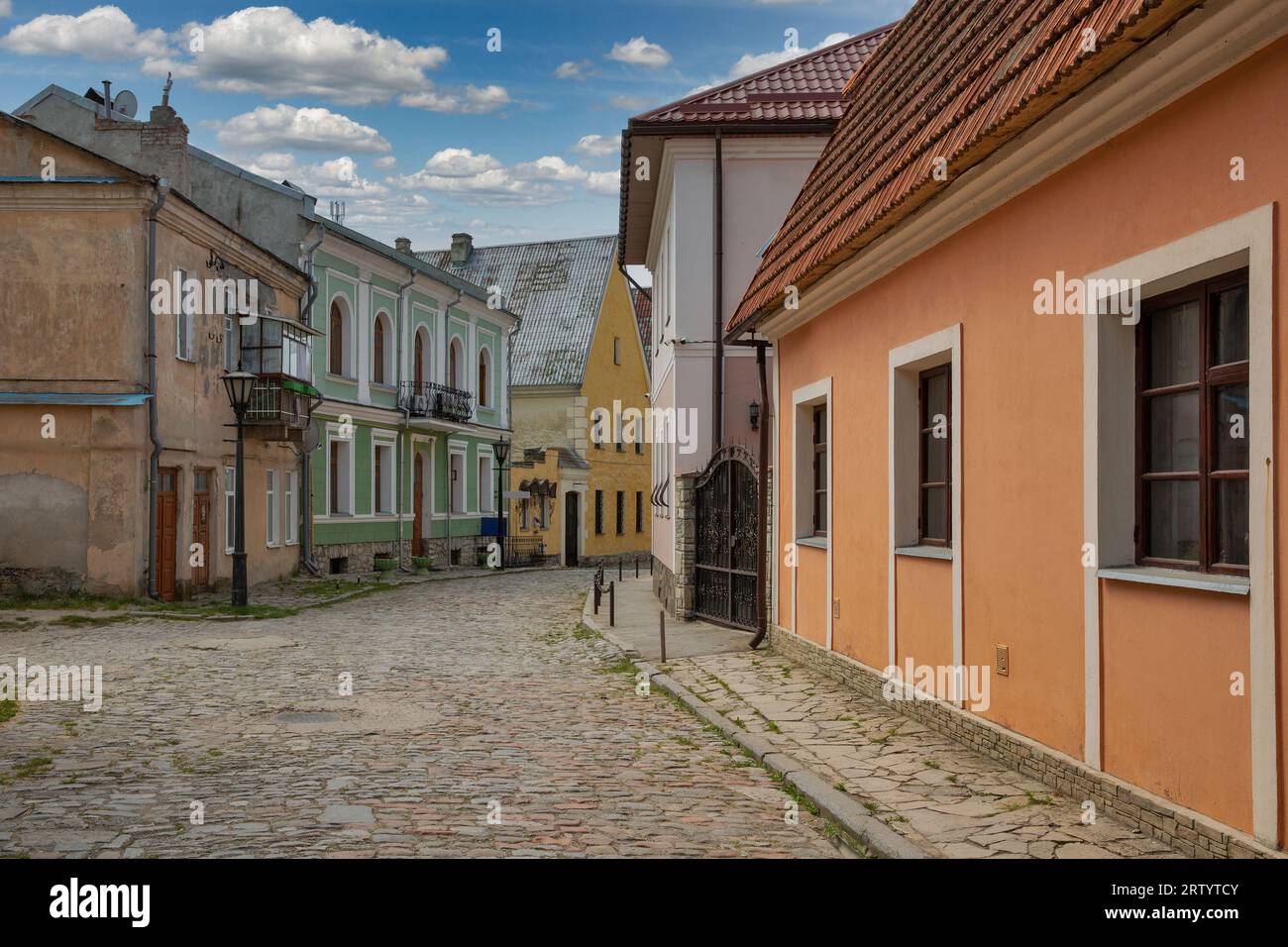 Alte schmale Straße in Kamianets-Podilskyi, Ukraine. Stockfoto