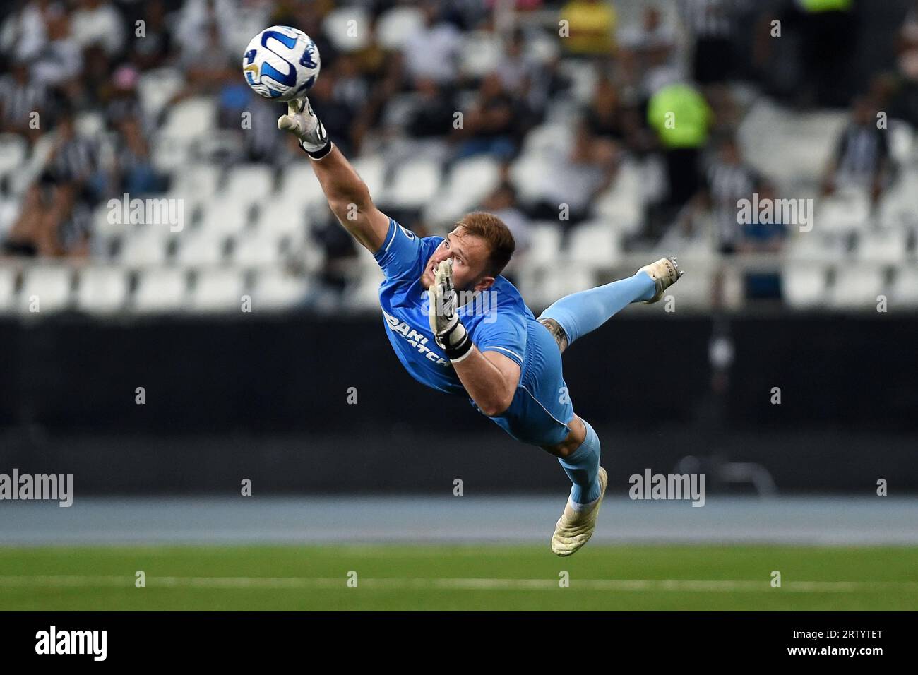 Rio de Janeiro, 25. Juli 2023. Fußballtorhüter Lucas Perri vom Botafogo-Team, während des Spiels für den Südamerikanischen Cup im Engenhão-Stadion. Stockfoto