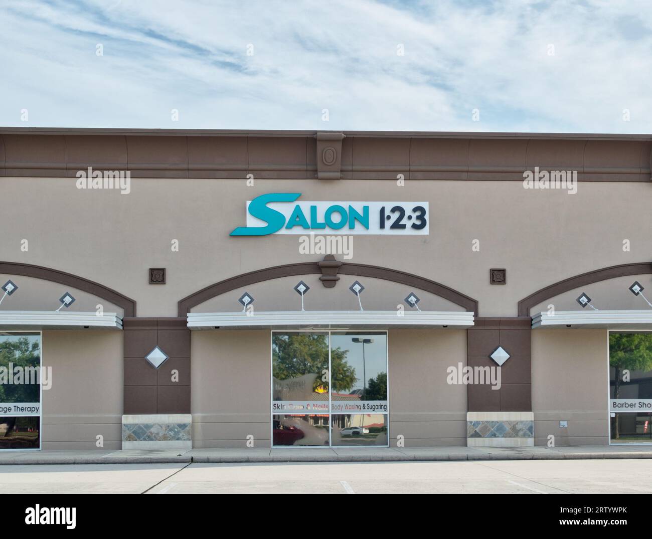 Houston, Texas USA 07-04-2023: Außenfassade des Salons 123 in Houston, TX. Private Suiten zum Vermieten an individuelle Kosmetikerinnen. Stockfoto